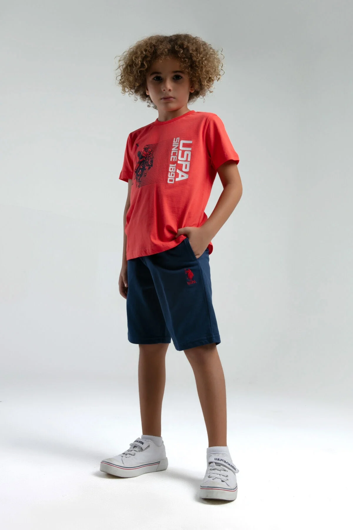 Kırmızı U.S. Polo Assn erkek çocuk Bermuda takım, siyah desenli tişört ve mavi kısa pantolon, çocuk giyim modeli