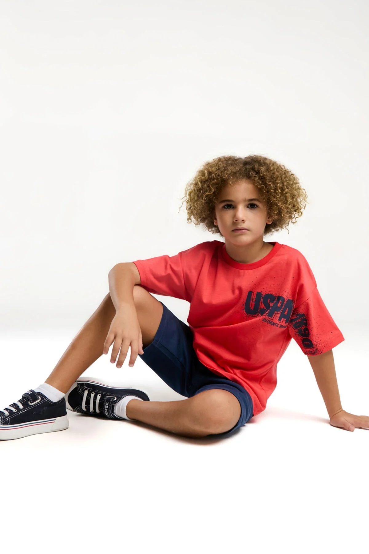 Kırmızı U.S. Polo Assn Bermuda takım elbette, çocuk modeli, spor ve günlük giyim için ideal