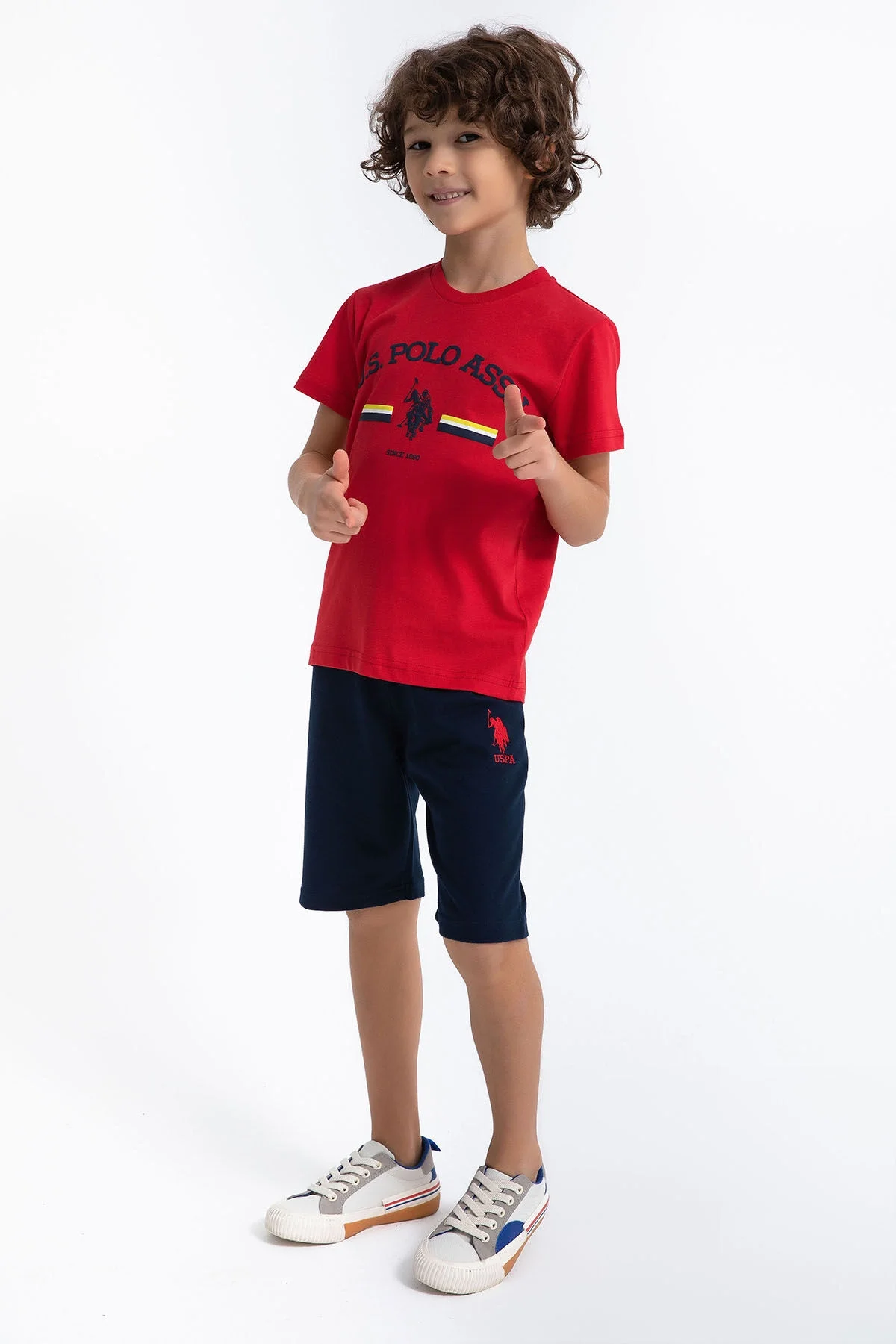 Kırmızı U.S. Polo Assn erkek çocuk Bermuda takım elbette, marka logosu ve mavi kısa pantolon