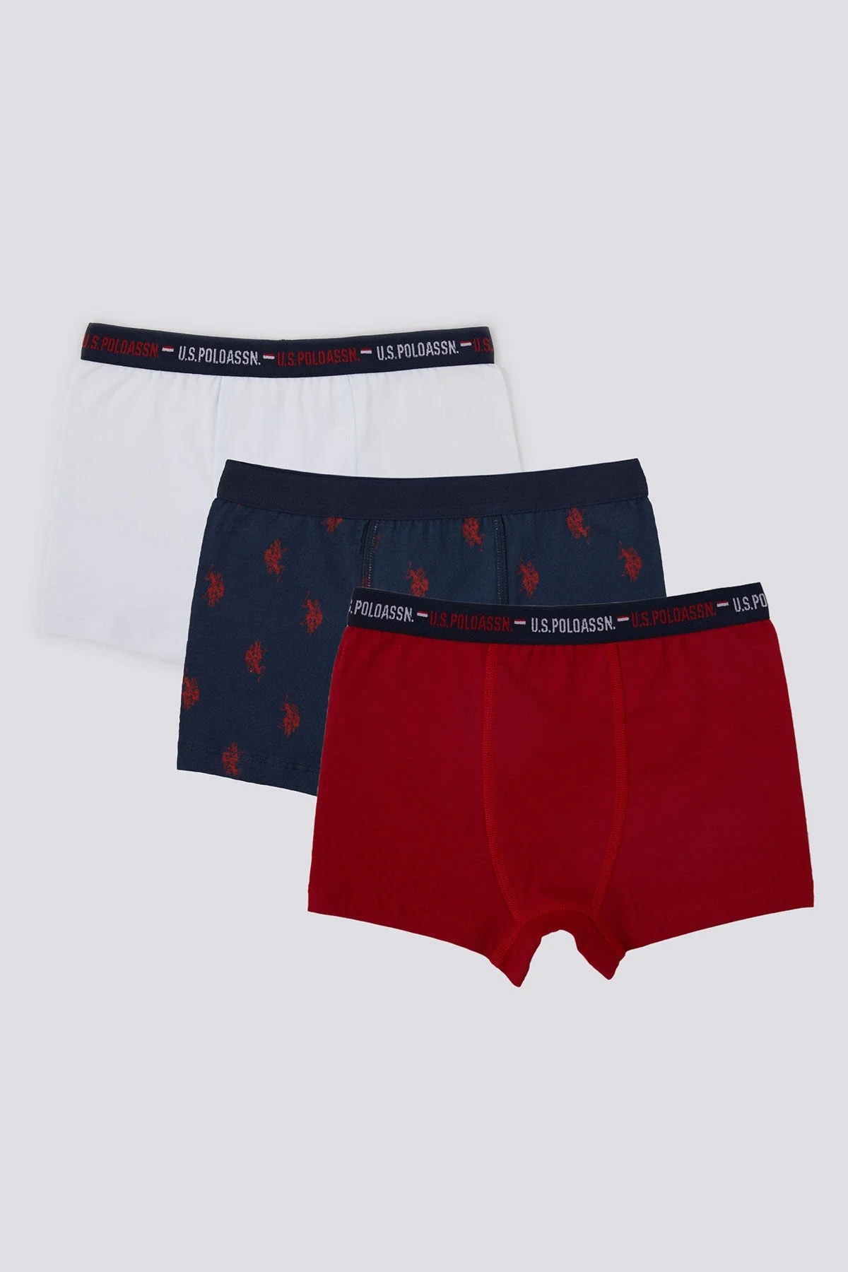 U.S. Polo Assn. Erkek Çocuk Kırmızı Boxer, 3'lü set, koyu mavi ve beyaz desenli iç giyim, marka etiketiyle detaylı görünüm