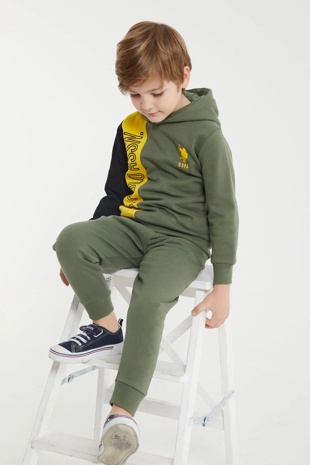 Erkek çocuk yeşil kapüşonlu eşofman takımı, U.S. Polo Assn logosu, yan yaka desenli, spor stil, beyaz arka plan