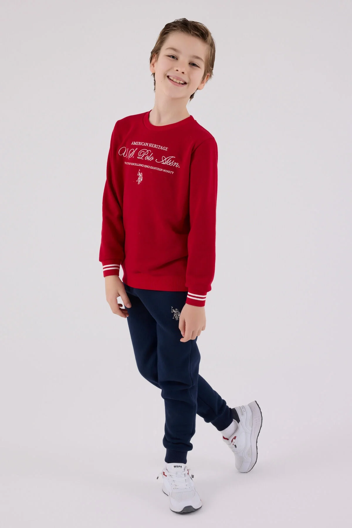Kırmızı U.S. Polo Assn erkek çocuk eşofman takımı, kırmızı sweatshirt ve mavi pantolon, çocuk modeli