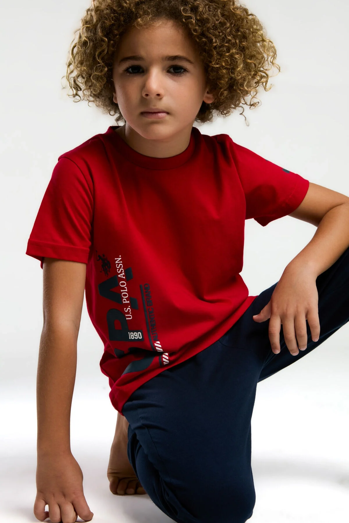 Kırmızı U.S. Polo Assn erkek çocuk pijama takımı, marka logosu ve 1890 yazısı, beyaz arka plan