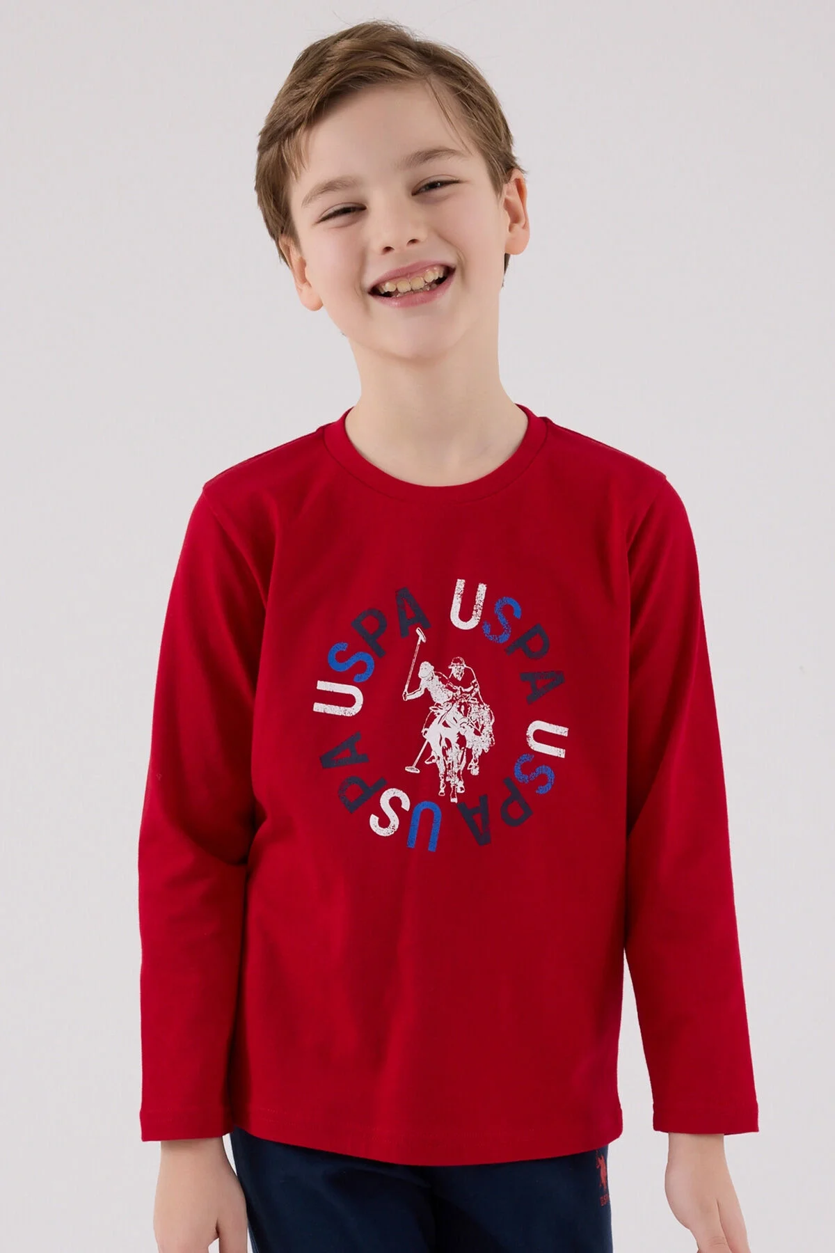 Kırmızı U.S. Polo Assn erkek çocuk pijama takımı, uzun kollu üst ve mavi pantolon, marka logosu ile çocuk modeli