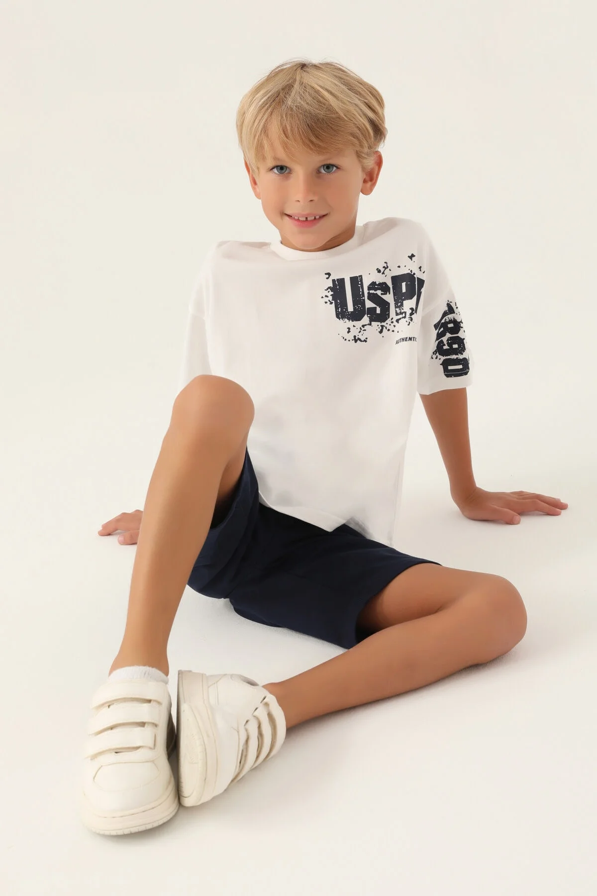 U.S. Polo Assn Erkek Çocuk Krem Bermuda Takım, beyaz tişört ve koyu mavi kısa pantolon, çocuk giyim stili