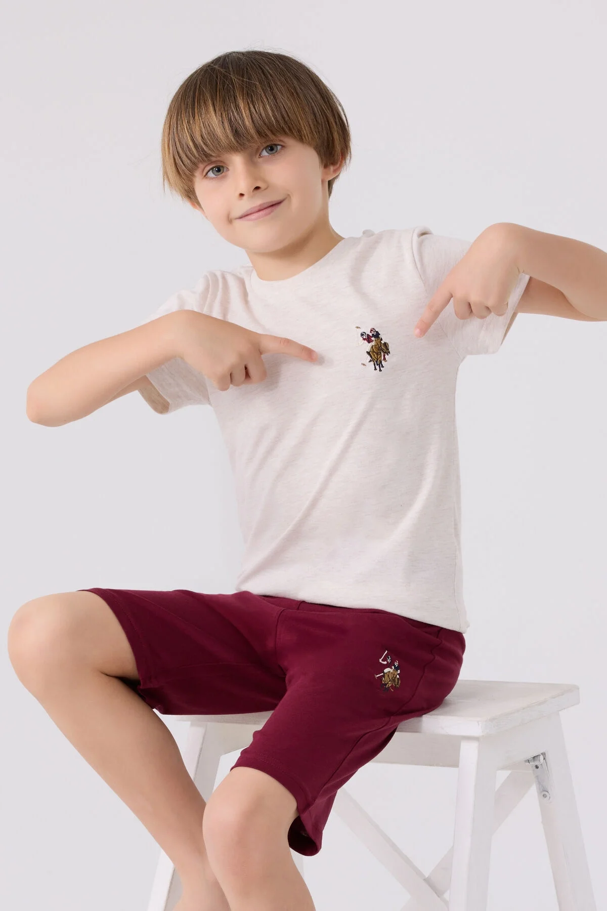U.S. Polo Assn Erkek Çocuk Krem Bermuda Takım, koyu kırmızı pantolon ve beyaz tişört, Arnetta marka çocuk giyim