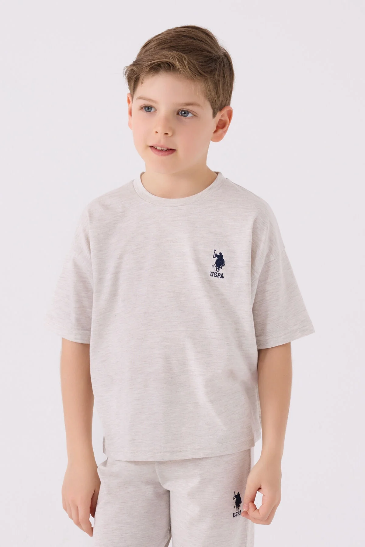 U.S. Polo Assn Erkek Çocuk Krem Bermuda Takım, krem renkli, marka logosu, çocuk modeli, beyaz arka plan
