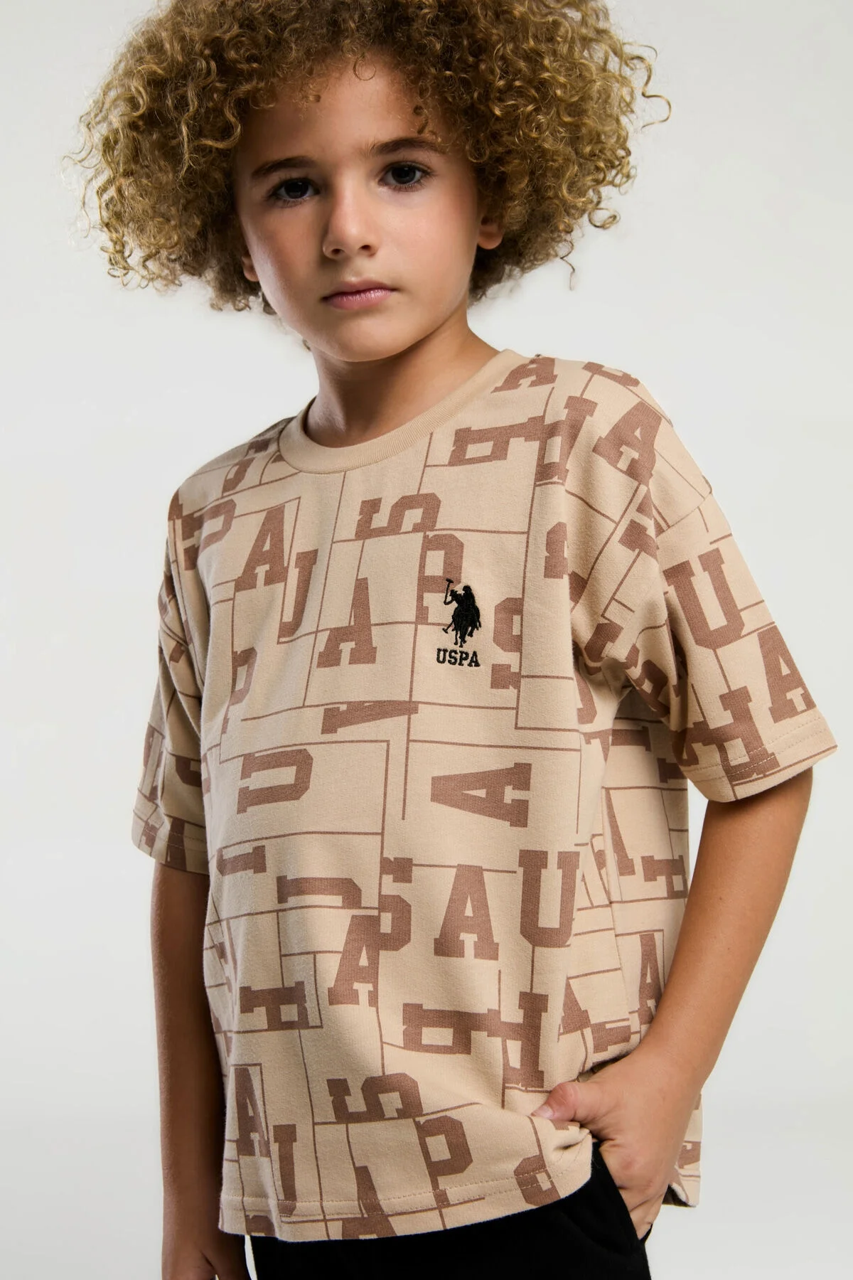 Krem renkli U.S. Polo Assn erkek çocuk Bermuda takım elbette, harf desenli, marka logosu ön göğüsünde
