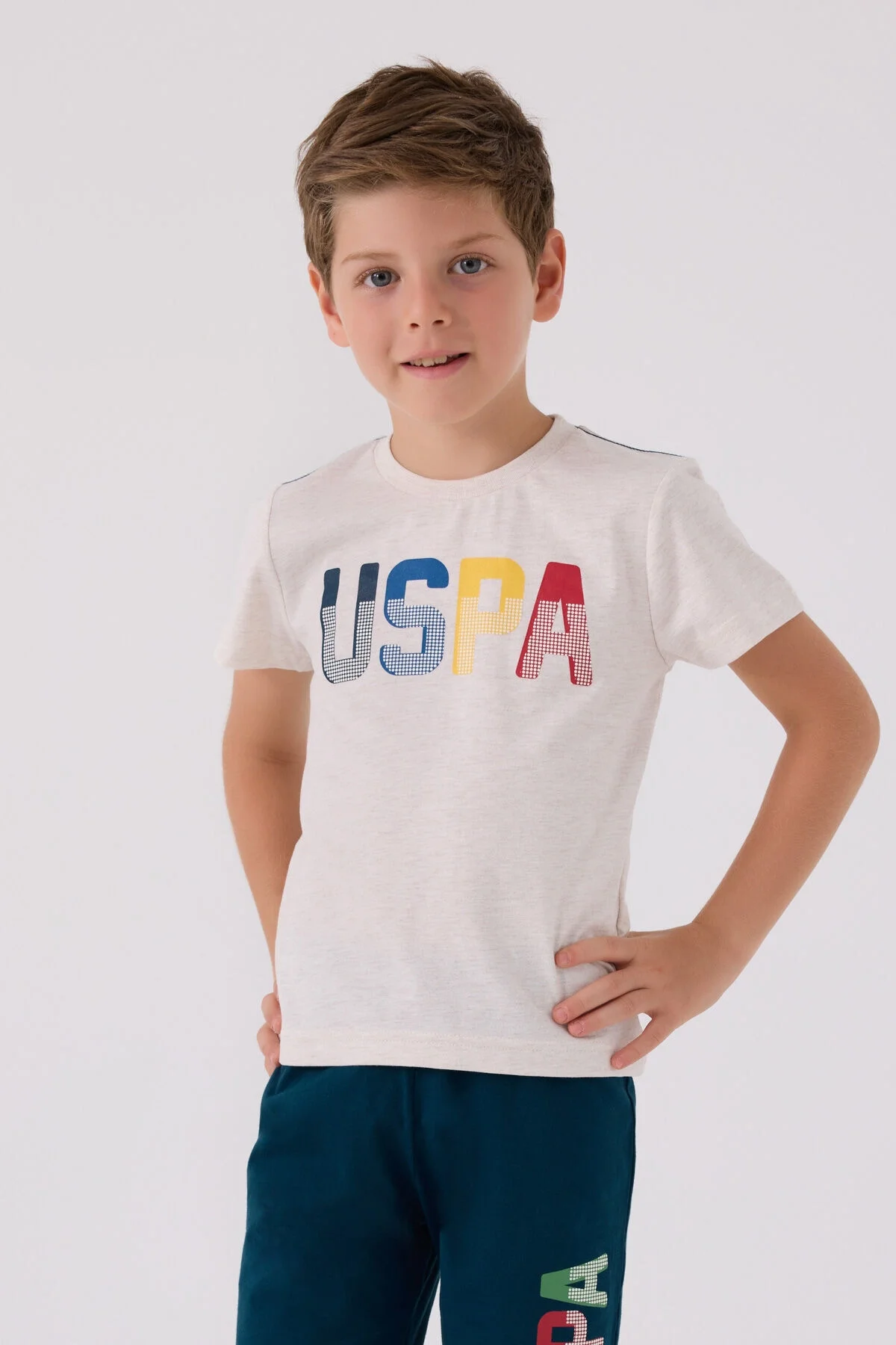 U.S. Polo Assn Erkek Çocuk Krem Bermuda Takım, beyaz üst ve koyu mavi şort, USPA logosu, çocuk giyim