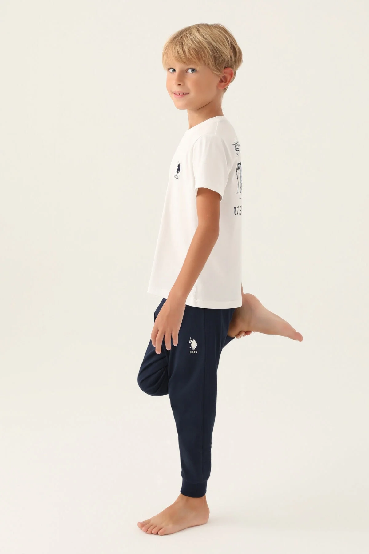 U.S. Polo Assn Erkek Çocuk Krem Pijama Takımı, Arnetta marka, beyaz üst ve koyu mavi pantolon, ön logo detaylı