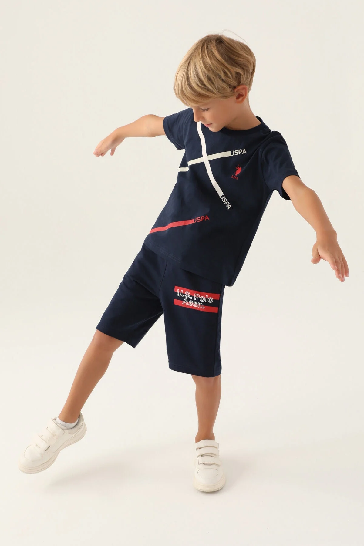 Lacivert Bermuda takım seti, U.S. Polo Assn marka erkek çocuk giyim, beyaz ve kırmızı detaylı t-shirt ve kısa pantolon