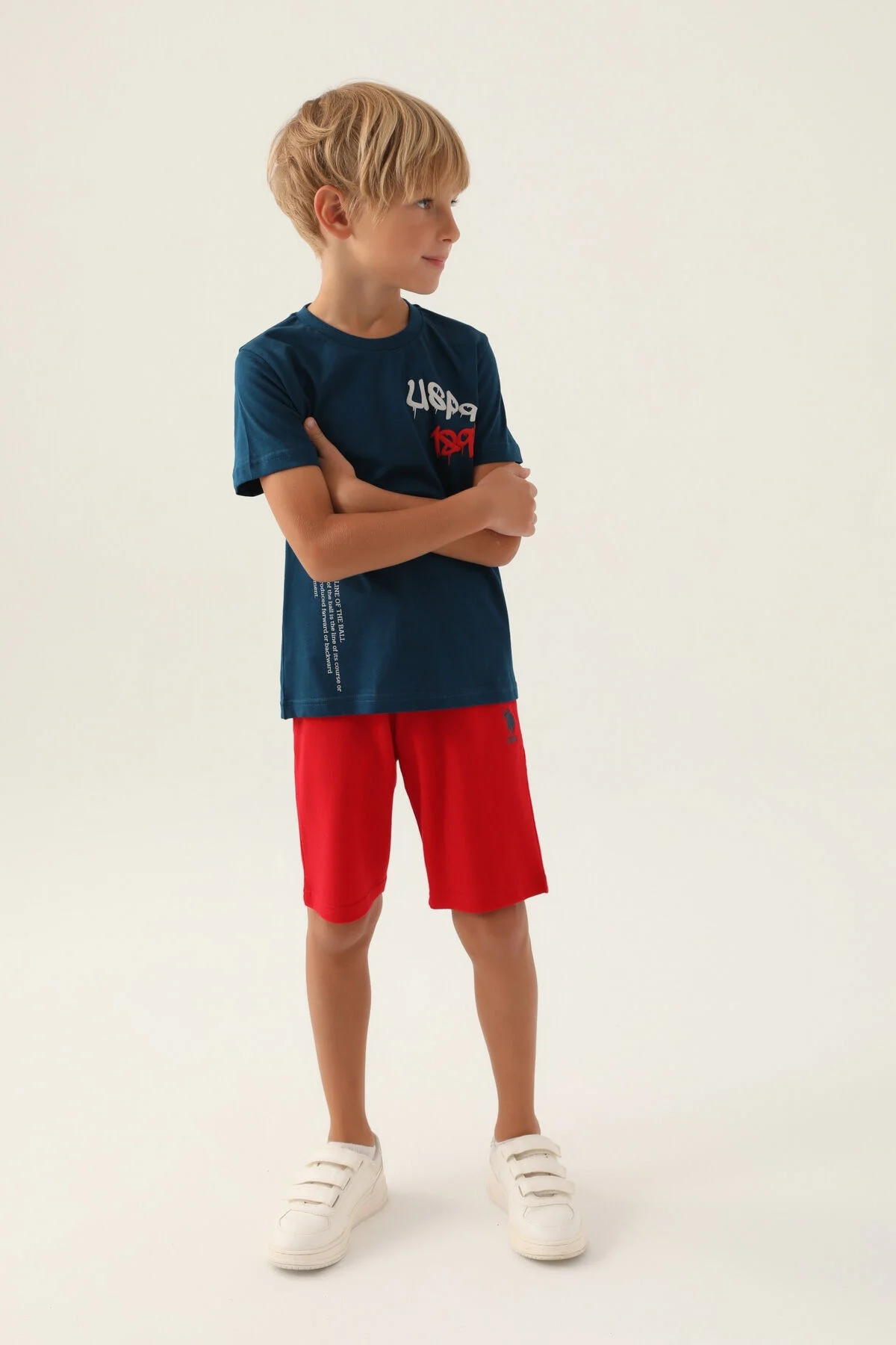U.S. Polo Assn Erkek Çocuk Lacivert Bermuda Takım, kırmızı kısa pantolon ve beyaz spor ayakkabı ile takımlı çocuk modeli