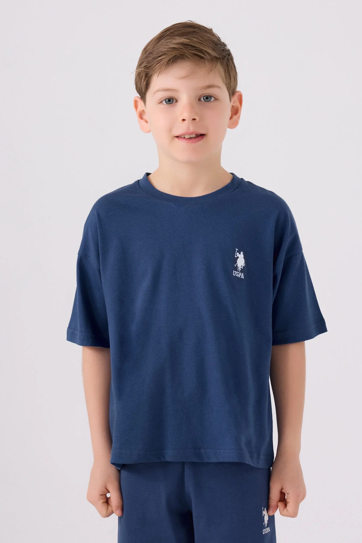 Lacivert Bermuda takım, U.S. Polo Assn erkek çocuk modeli, ön ve yan detaylı, beyaz arka plan