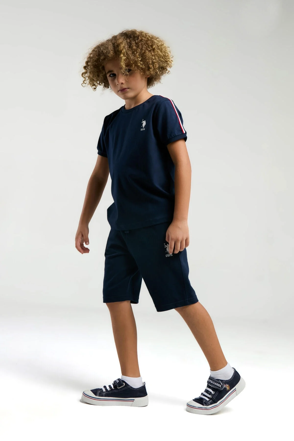 Lacivert U.S. Polo Assn erkek çocuk Bermuda takım elbette, kollarında kırmızı-beyaz detay, marka logosu