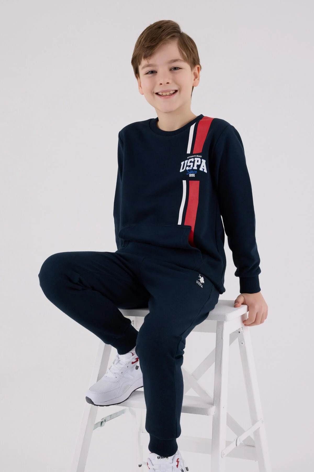 U.S. Polo Assn erkek çocuk lacivert eşofman takımı, kırmızı-beyaz detaylı sweatshirt ve pantolon, çocuk giyim ürün görseli