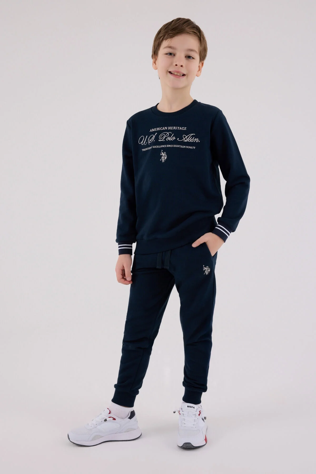 U.S. Polo Assn Erkek Çocuk Lacivert Eşofman Takımı, koyu mavi üst ve pantolon, çocuk giyim, marka logosu, beyaz arka plan