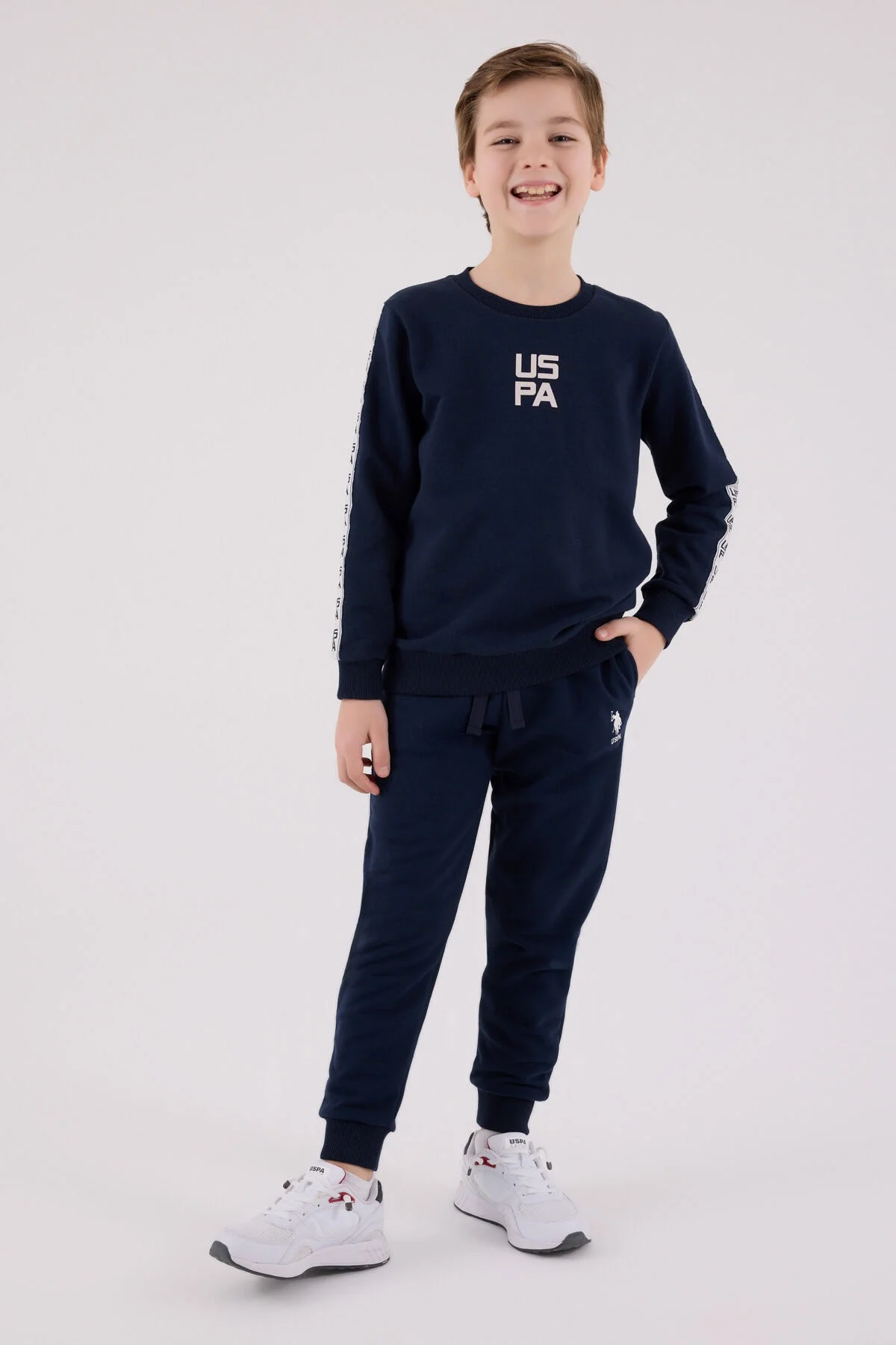 U.S. Polo Assn erkek çocuk lacivert eşofman takımı, kollu üst ve pantolon, beyaz yazı detaylı, çocuk modeli