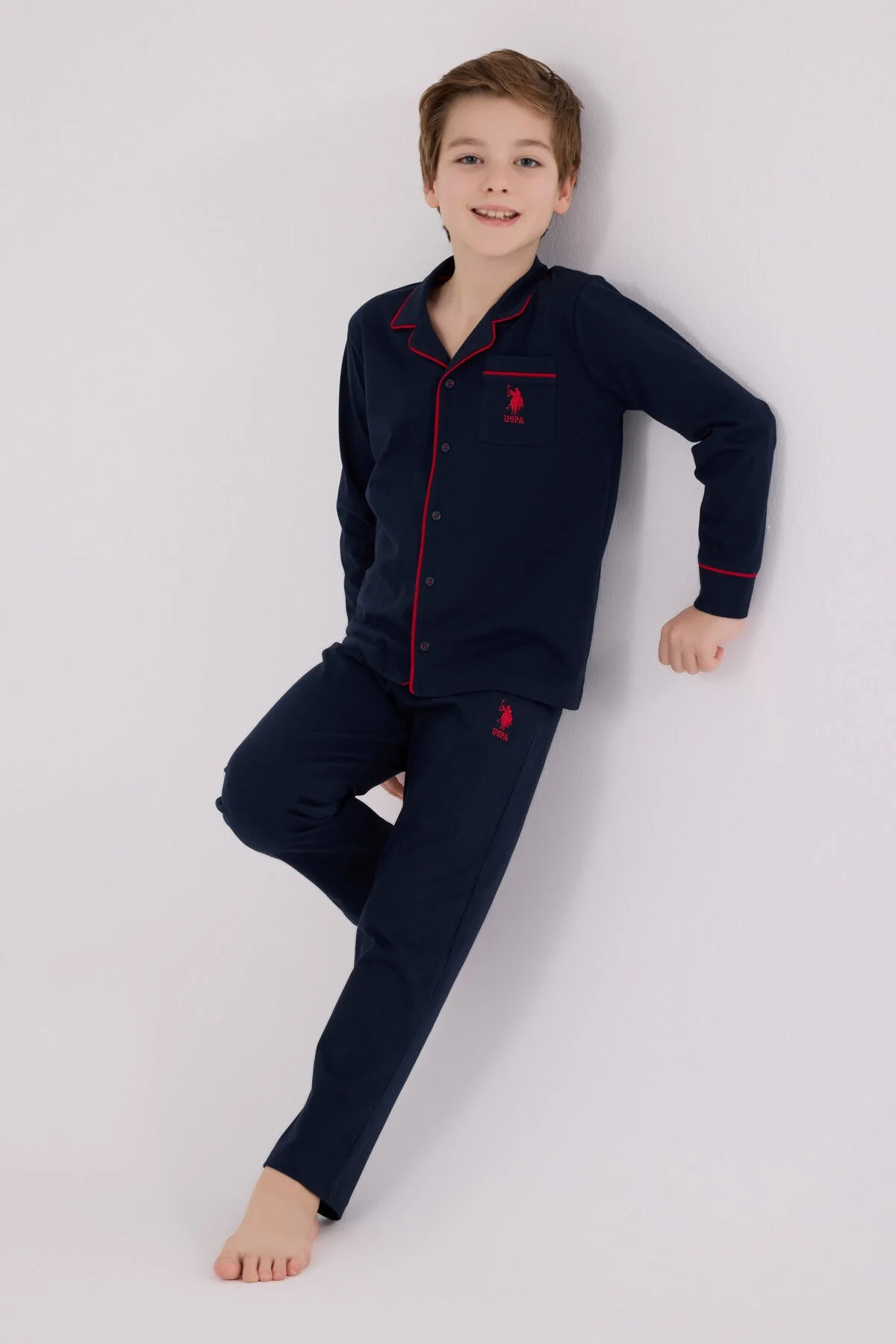 Lacivert U.S. Polo Assn erkek çocuk pijama takımı, kırmızı detaylı, uzun kollu, model ön görünümü