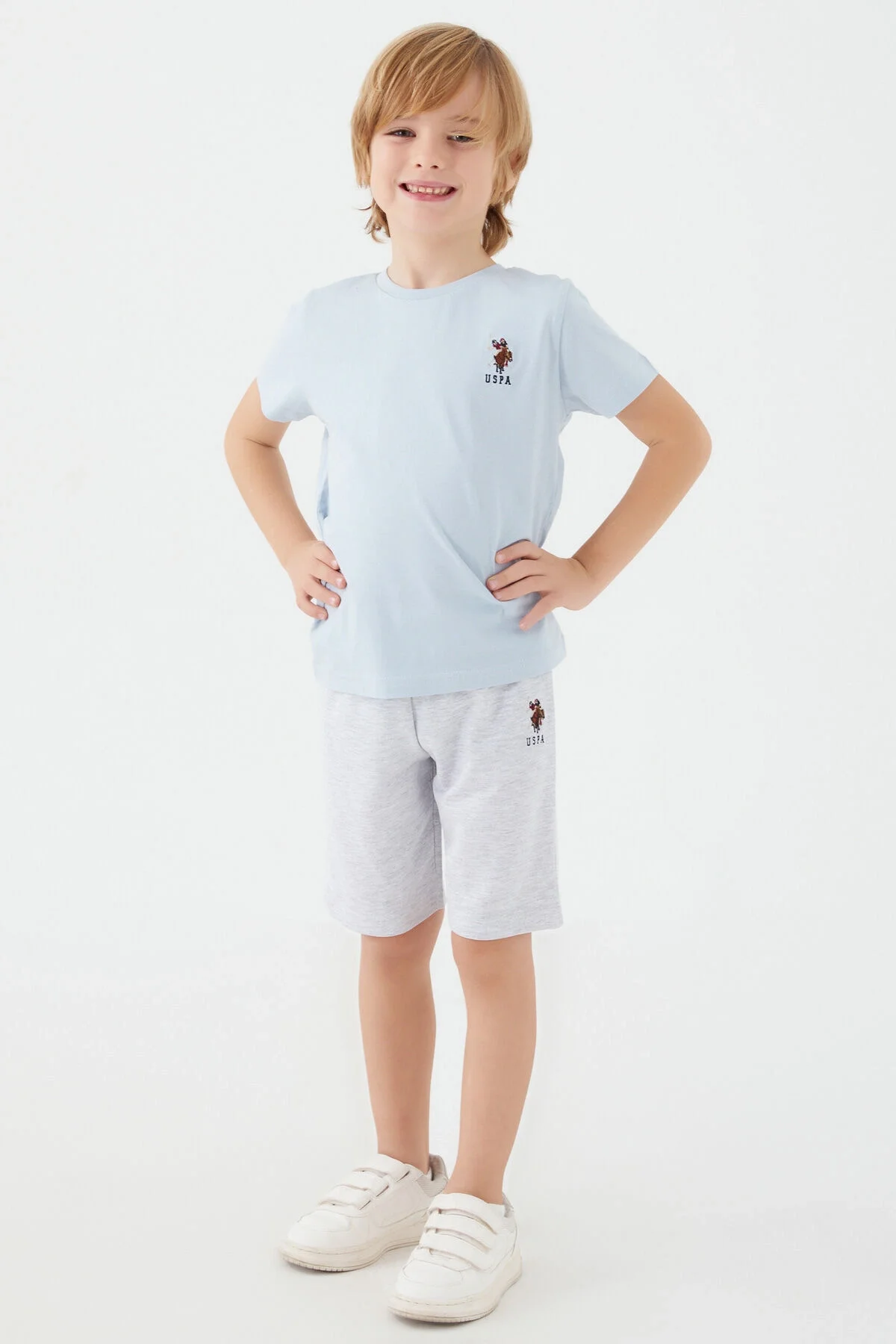 Mavi U.S. Polo Assn erkek çocuk Bermuda takım elbette, marka logosu, beyaz ayakkabılar, çocuk modeli
