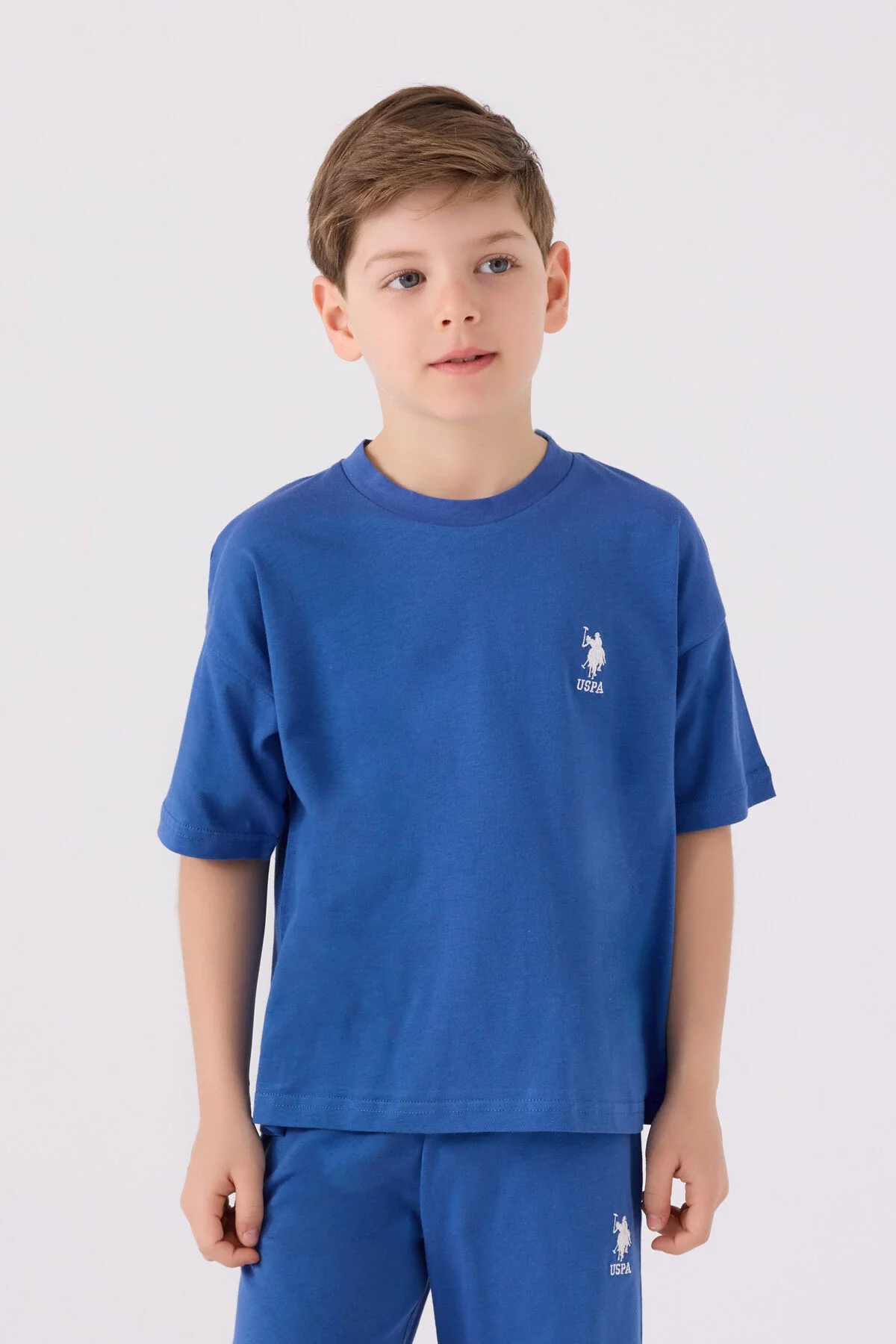 Mavi U.S. Polo Assn erkek çocuk Bermuda takım elbette, marka logosu ile spor ve günlük giyim için ideal