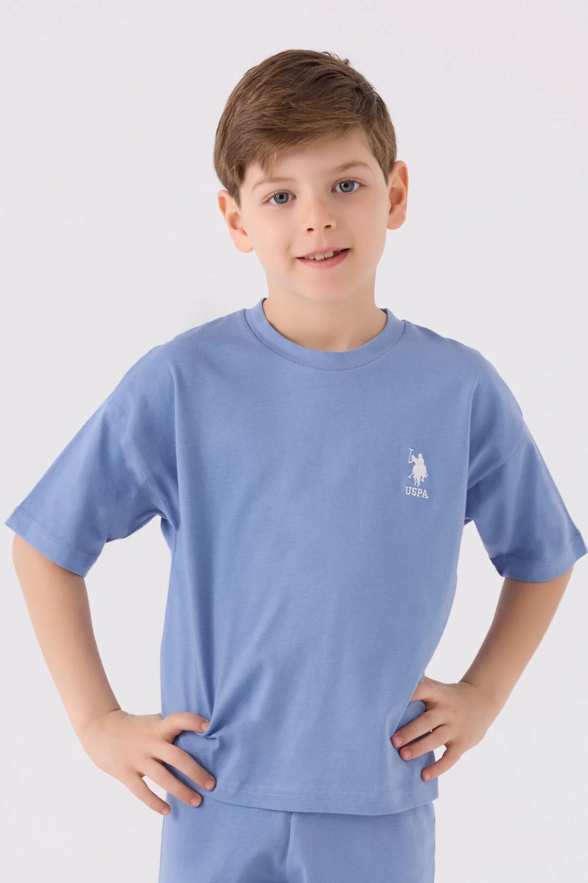 Mavi U.S. Polo Assn erkek çocuk Bermuda takım elbette, marka logosu ile spor ve günlük giyim için ideal