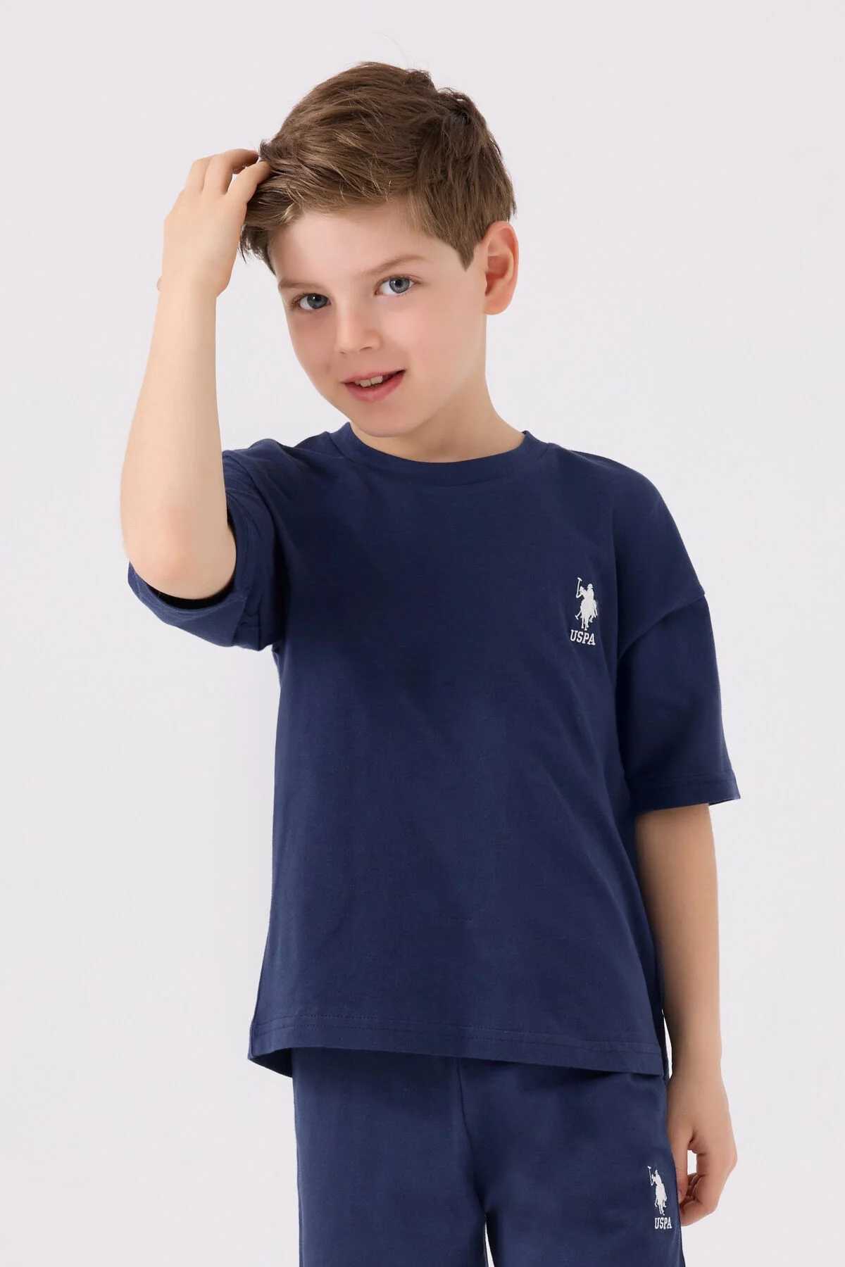 Mavi U.S. Polo Assn erkek çocuk Bermuda takım elbette, beyaz marka logosu, spor ve günlük giyim için ideal