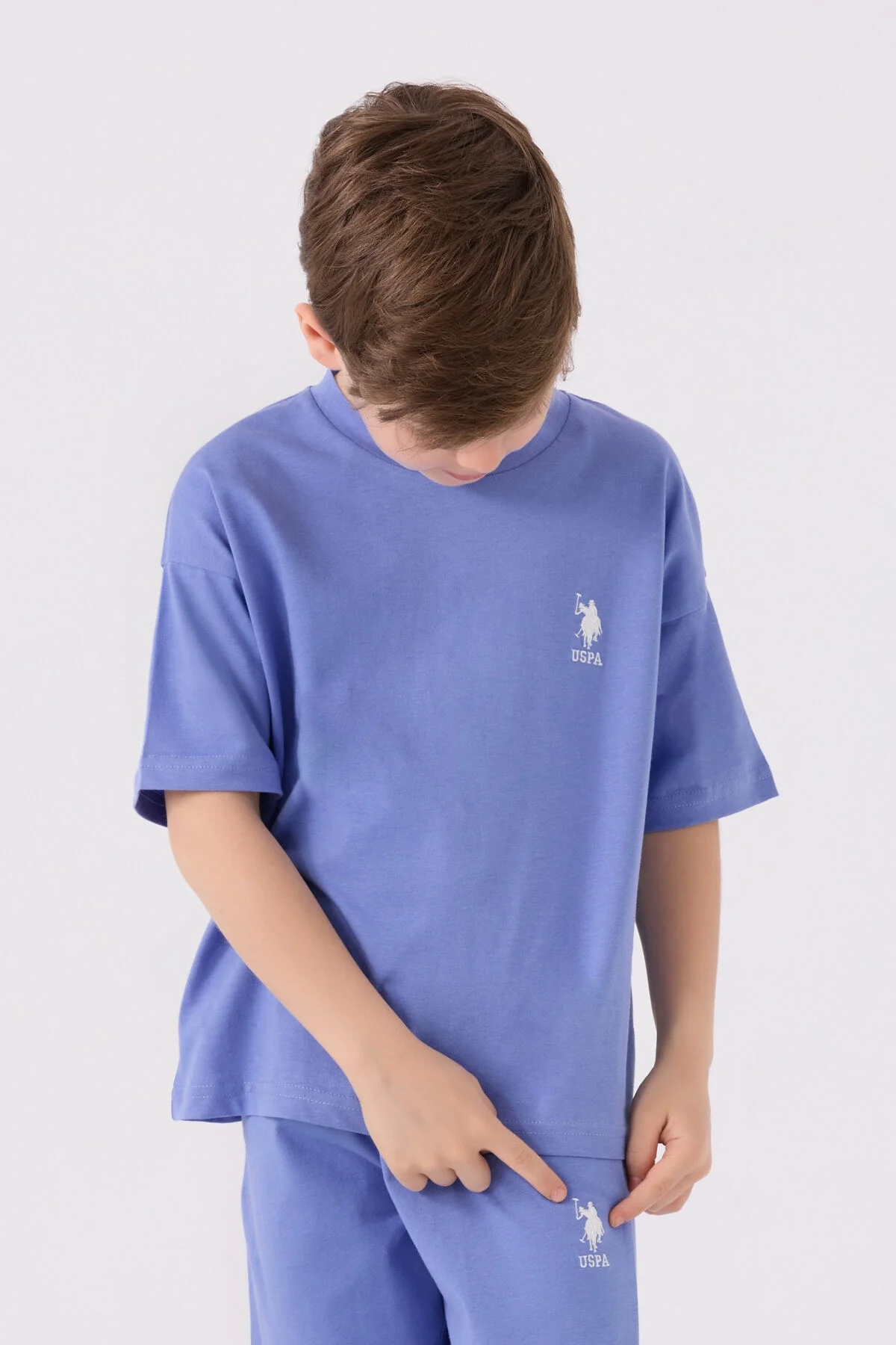 Mavi U.S. Polo Assn erkek çocuk Bermuda takım elbette, marka logosuyla spor ve günlük giyim için ideal