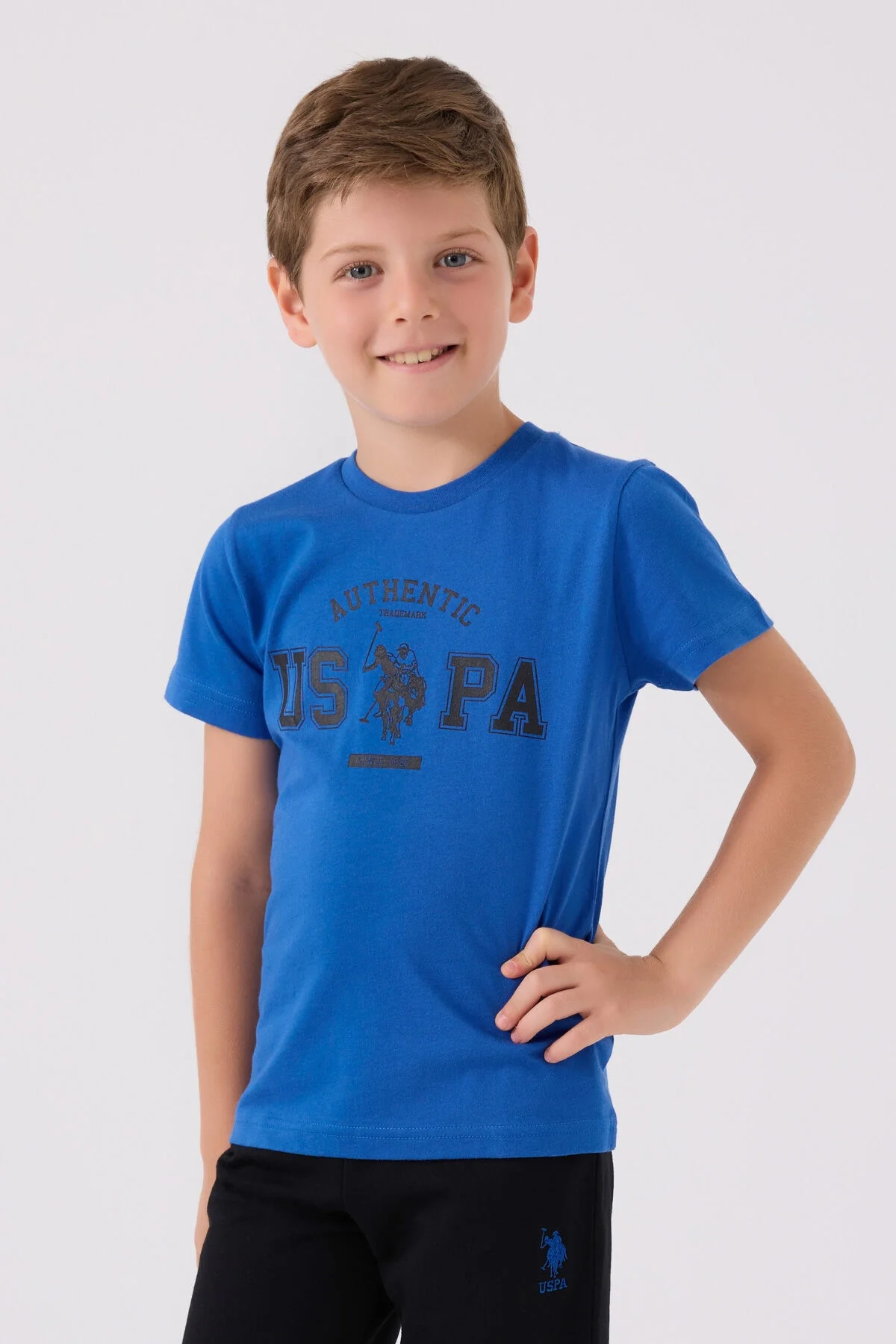 Mavi U.S. Polo Assn erkek çocuk Bermuda takım elbette, siyah kısa pantolon ve mavi spor ayakkabı