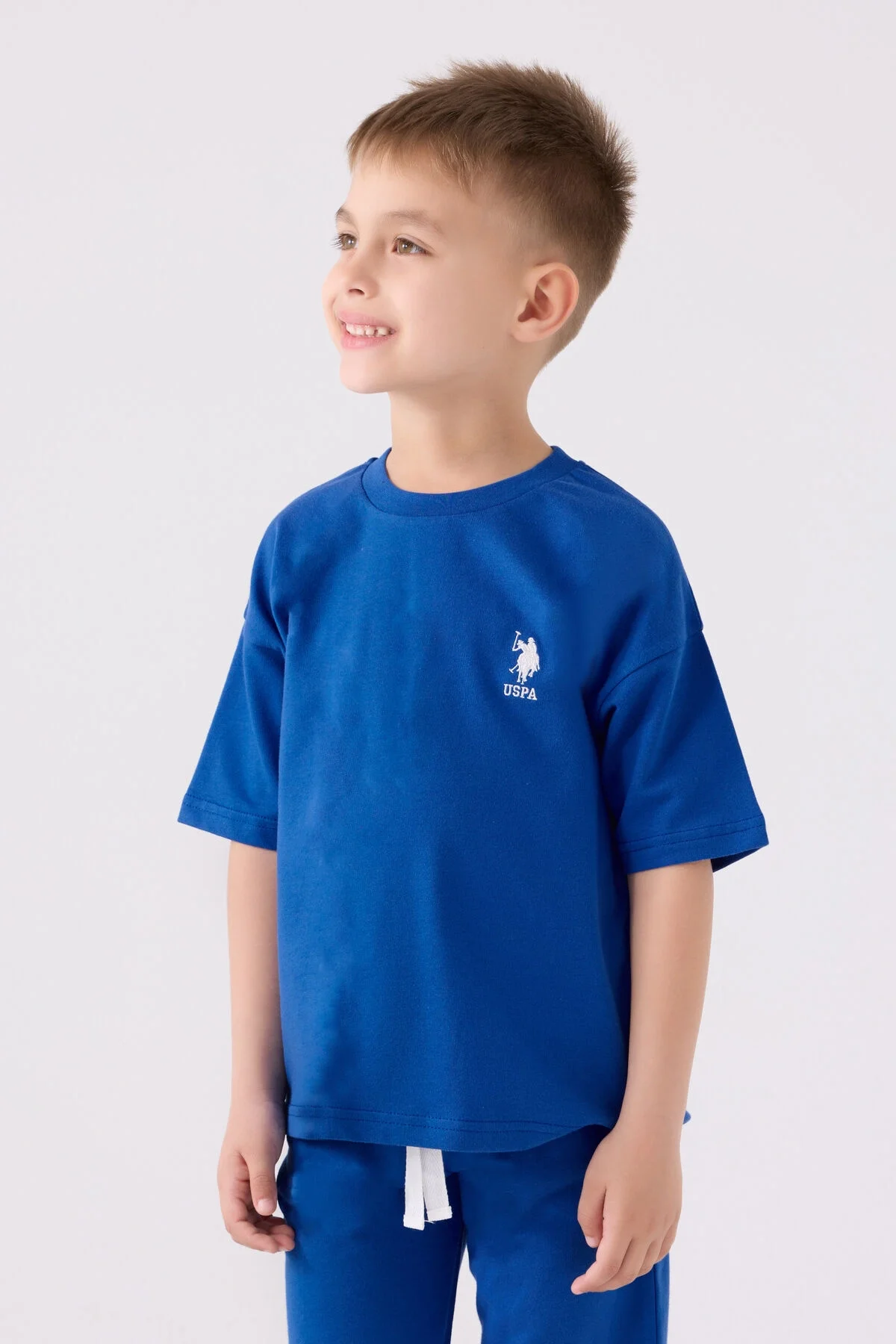 Mavi U.S. Polo Assn erkek çocuk Bermuda takım elbette, marka logosu, çocuk modeli, spor stil, beyaz arka plan