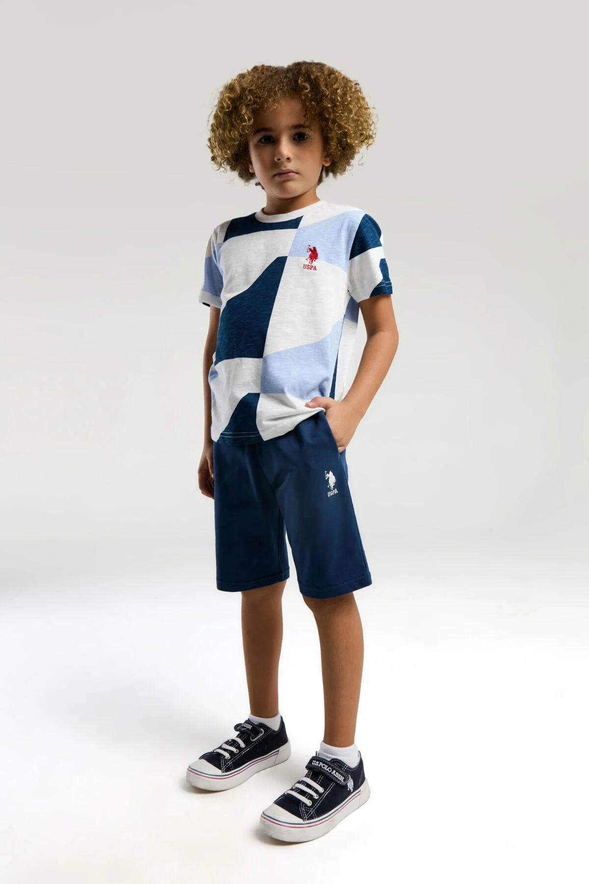 Mavi Bermuda takım elbette, U.S. Polo Assn marka erkek çocuk giyim, modern desenli kısa kollu tişört ve pantolon seti
