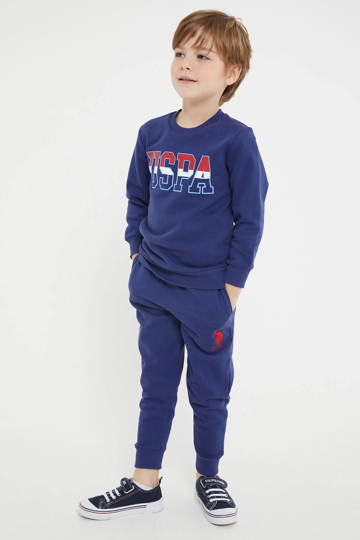 Mavi U.S. Polo Assn erkek çocuk eşofman takımı, spor stil, kıyafet seti, çocuk giyim, marka logosu, beyaz arka plan