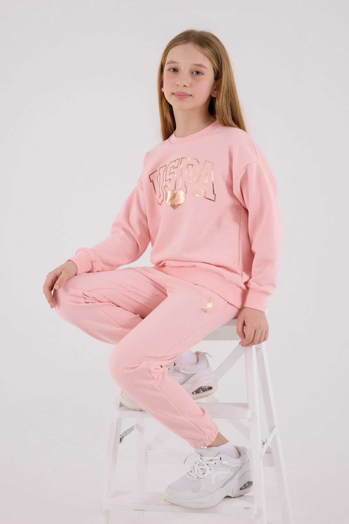 Pembe USPA desenli erkek çocuk eşofman takımı, Arnetta markası, rahat günlük giyim, ön ve yan görünüm