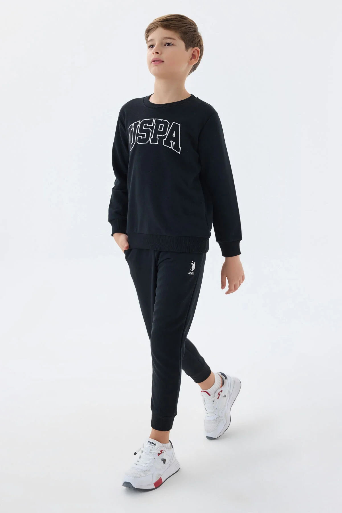 Siyah USPA markalı erkek çocuk eşofman takımı, ön görsel, model pozisyonu, spor stil, çocuk giyim