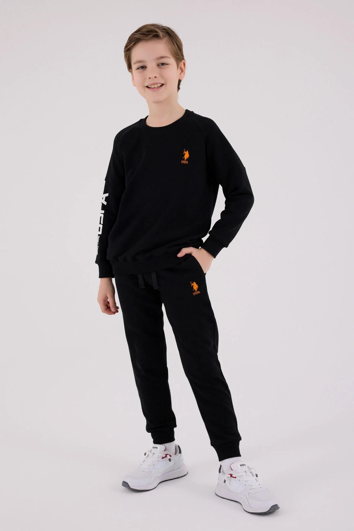 U.S. Polo Assn Erkek Çocuk Siyah Eşofman Takımı, ön ve yan görünüm, marka logosu, çocuk giyim, spor stil