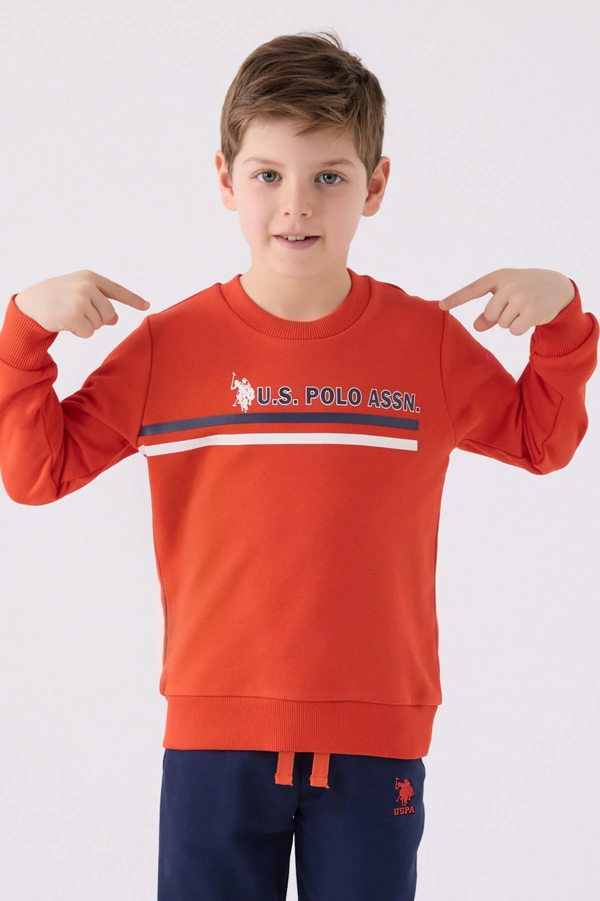 U.S. Polo Assn Erkek Çocuk Turuncu Eşofman Takımı, koyu mavi pantolon ve marka logosu, çocuk giyim ürün görseli