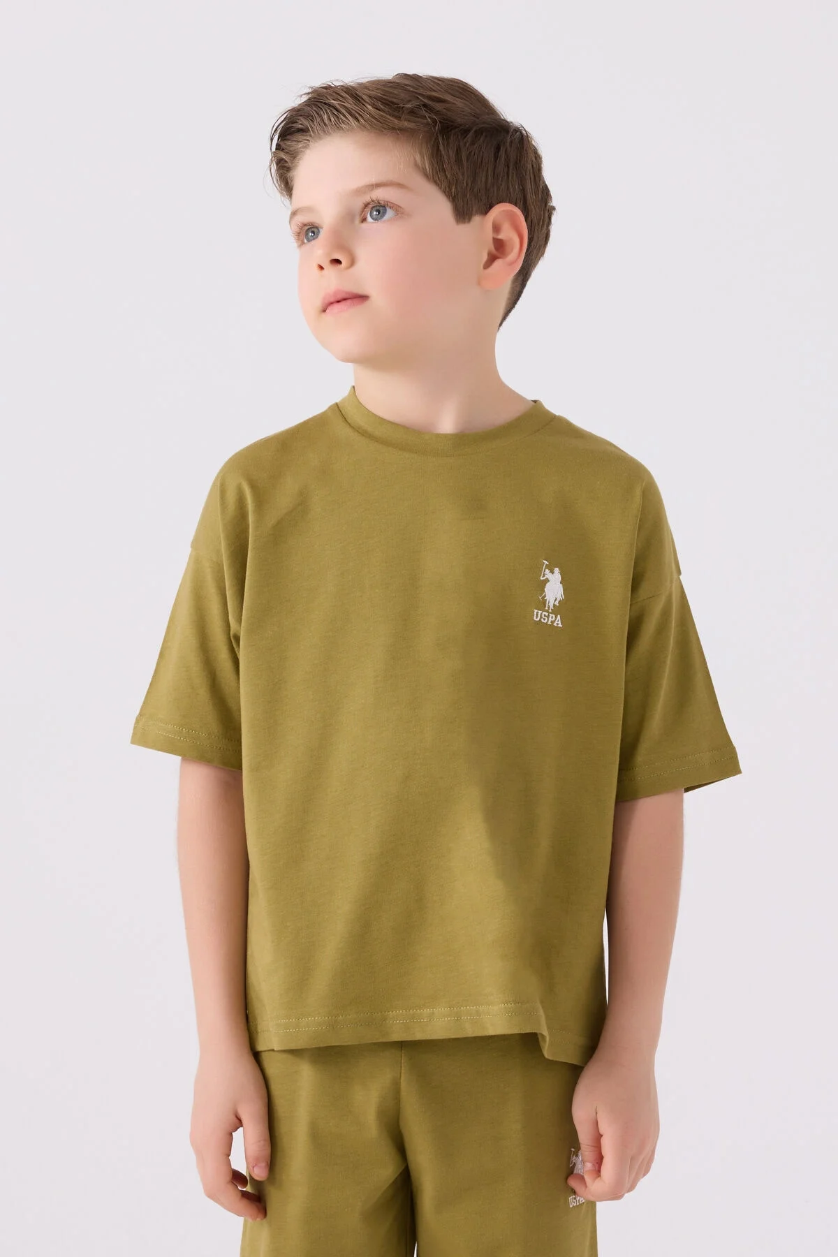 Yeşil U.S. Polo Assn Erkek Çocuk Bermuda Takımı, çocuk spor kıyafetleri, marka logo detaylı, beyaz arka plan