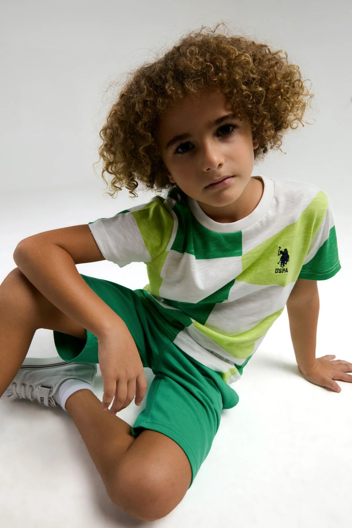 Yeşil desenli U.S. Polo Assn erkek çocuk Bermuda takım elbette, model ön görünümü, Arnetta markası