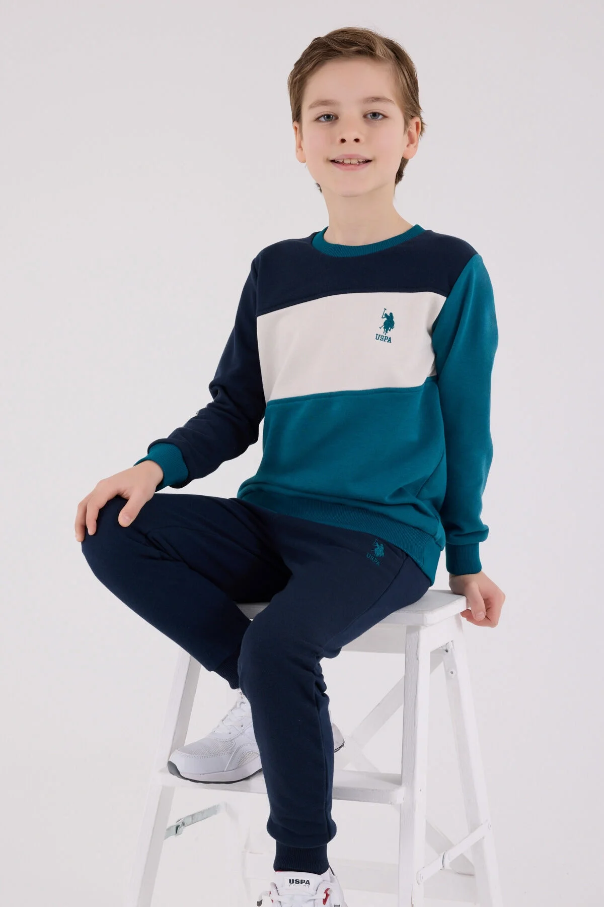 Yeşil ve mavi desenli U.S. Polo Assn erkek çocuk eşofman takımı, model ön görünümü, Arnetta markası