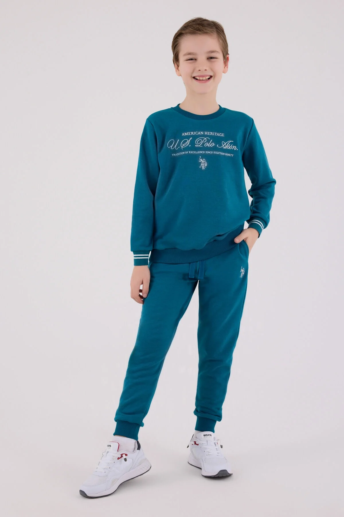 Yeşil U.S. Polo Assn erkek çocuk eşofman takımı, model ön görünüm, marka logosu, spor stil, çocuk giyim