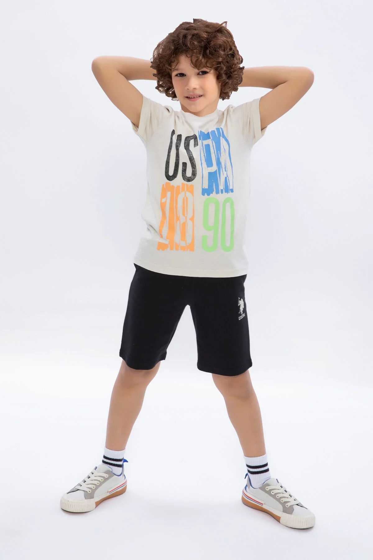 Bej Bermuda takım elbette U.S. Polo Assn Kids erkek çocuk giyim, renkli grafikli tişört ve siyah kısa pantolon