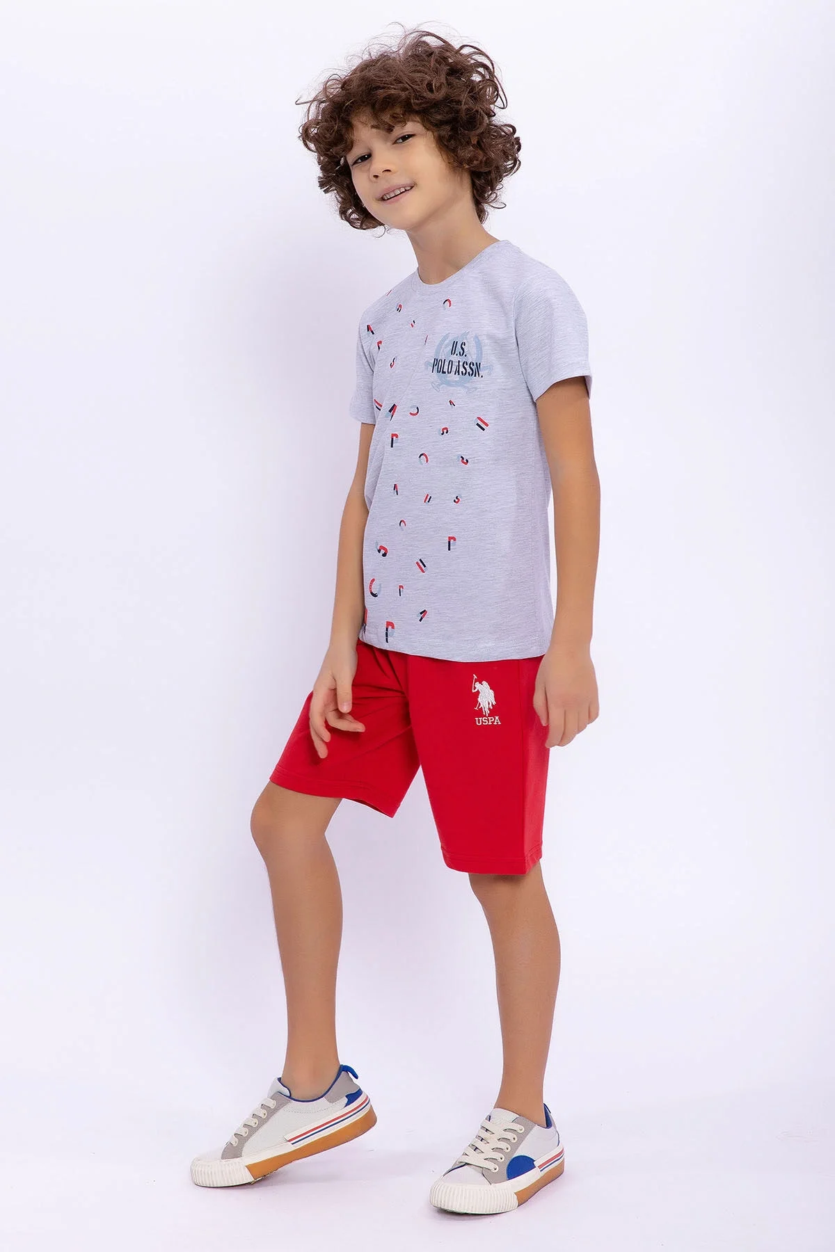 U.S. Polo Assn Kids Erkek Çocuk Gri Bermuda Takım, kırmızı kısa pantolon ve desenli tişörtle çocuk giyim seti