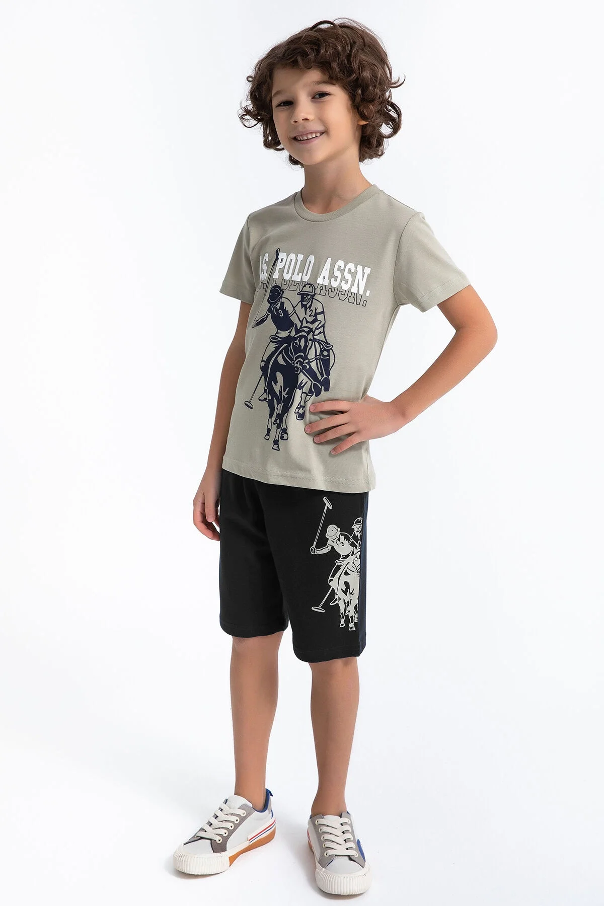 U.S. Polo Assn Kids Erkek Çocuk Haki Bermuda Takım, klasik polo desenli tişört ve siyah kısa pantolon, çocuk giyim koleksiyonu
