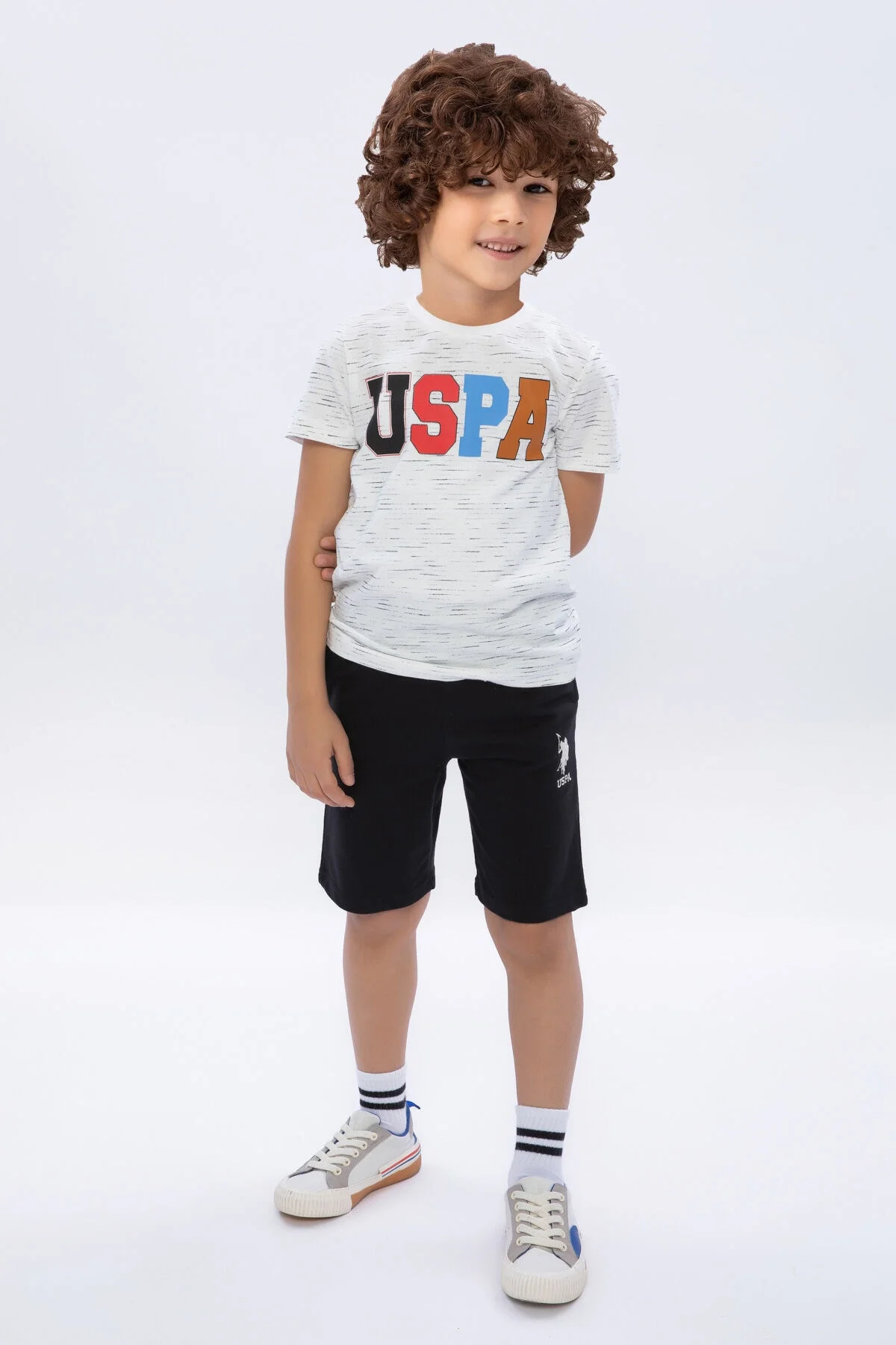 U.S. Polo Assn Kids Erkek Çocuk Krem Bermuda Takım, beyaz tişört ve siyah kısa pantolon, çocuk giyim modeli