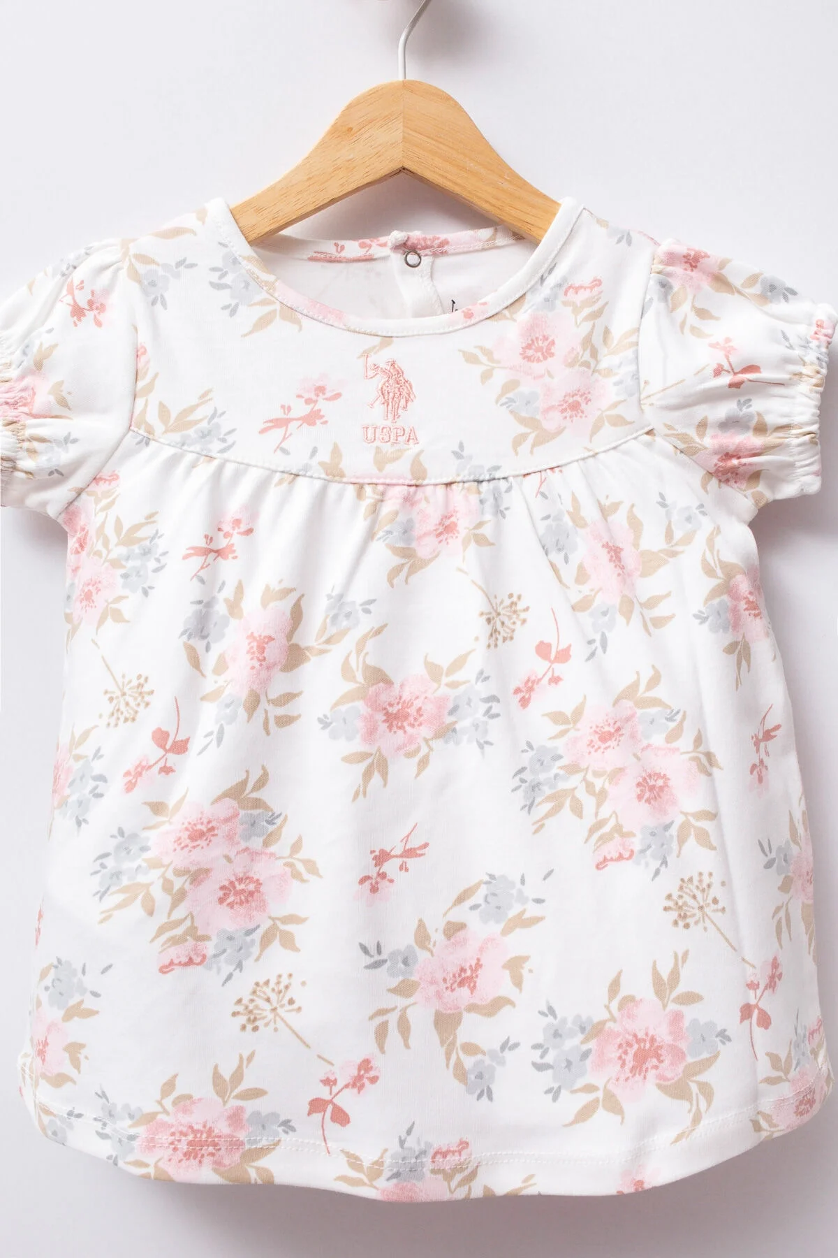 Beyaz floral desenli U.S. Polo Assn kız bebek elbisesi, kısa kollu, hafif dantel detaylı, arnetta markası