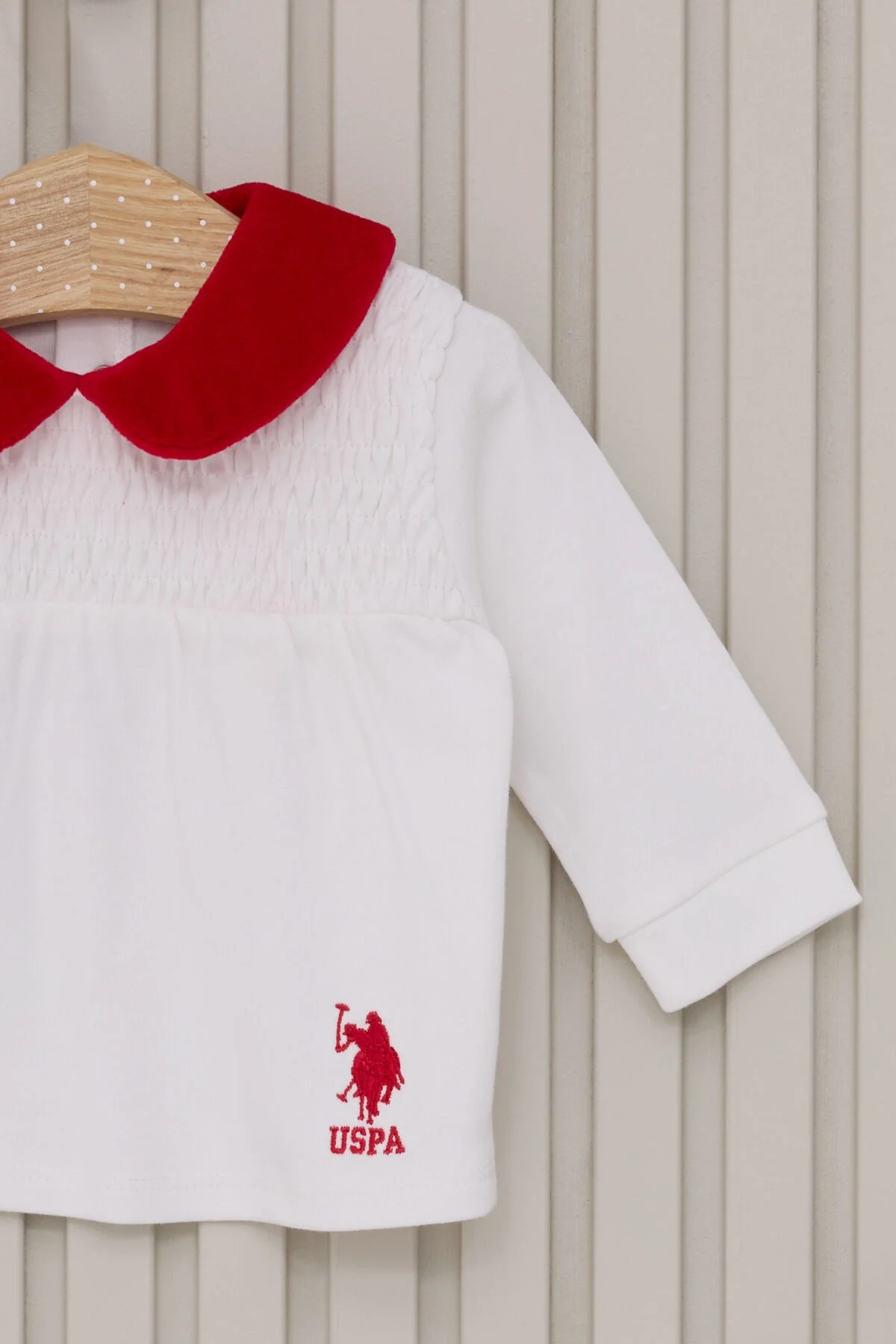 Beyaz gömlek ve kırmızı pantolonlu U.S. Polo Assn kız bebek takım elbise, kumaş detaylı, USPA logosu, bebek giyim seti