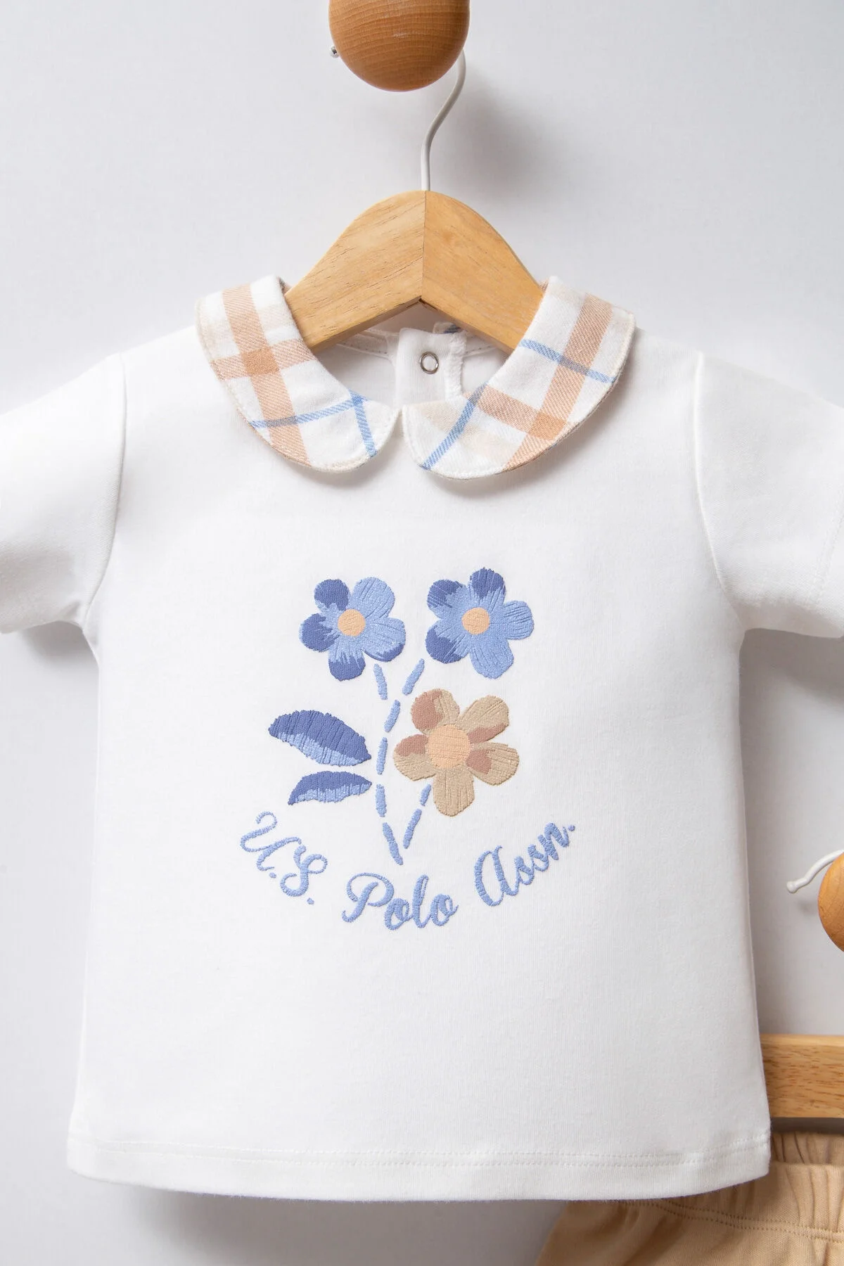 Beyaz çiçek desenli U.S. Polo Assn kız bebek takım elbise, pastel bej pantolon, bebek giyim seti