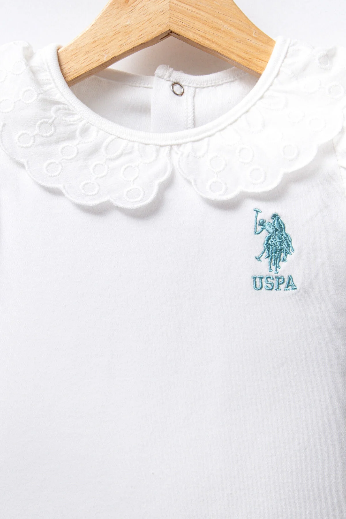 Beyaz dantelli gömlek ve açık mavi çizgili pantolonlu U.S. Polo Assn kız bebek takım elbise, marka logosu ile detaylı ürün görseli