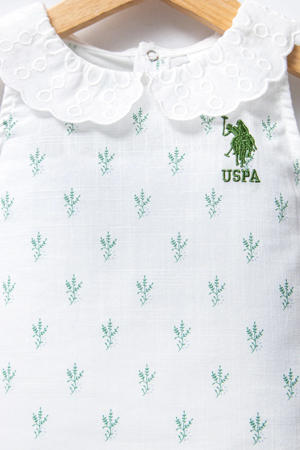Beyaz çiçek desenli ve yeşil kısa pantolonlu U.S. Polo Assn kız bebek takım elbette, arnetta markası