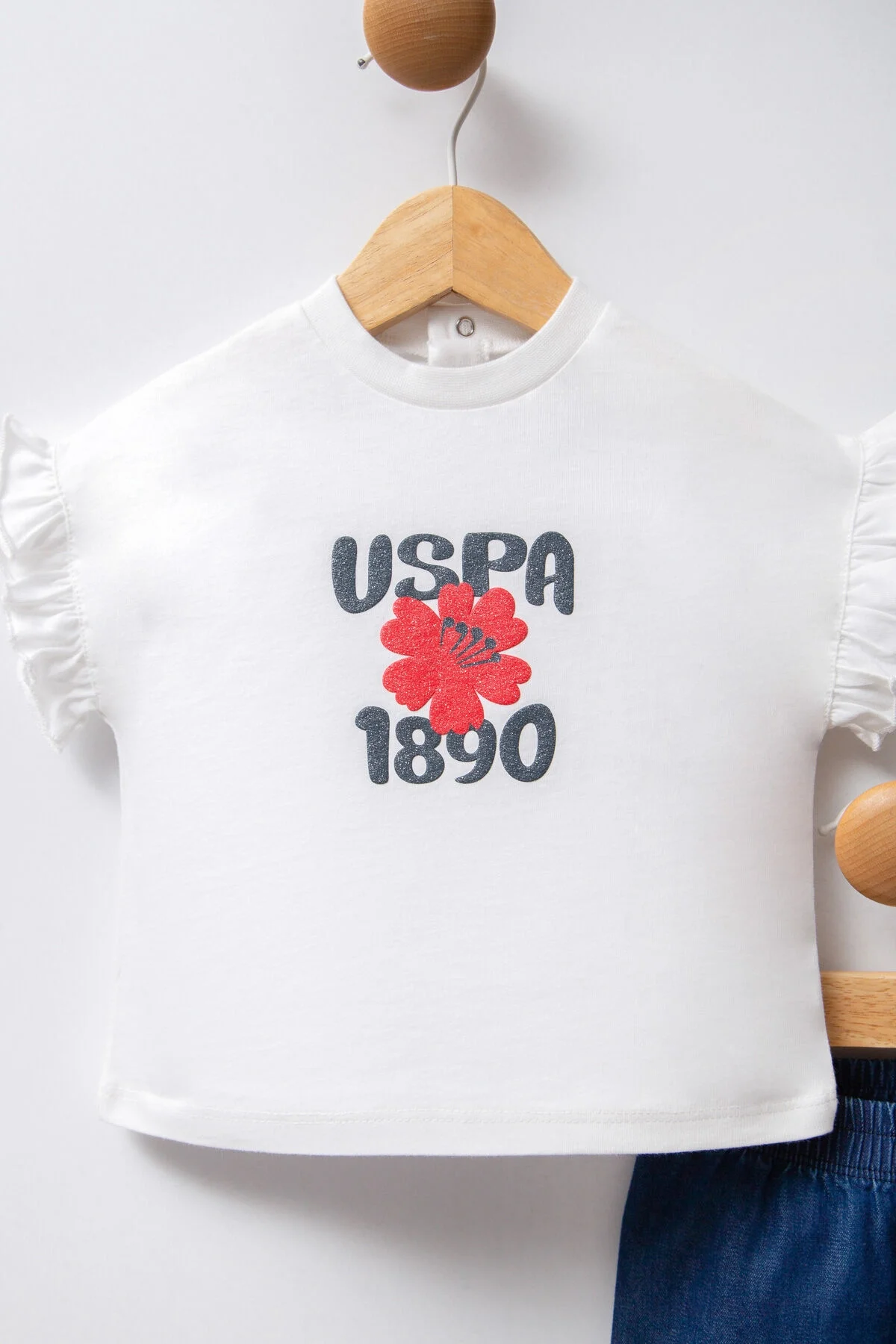 Beyaz ruffled kollu USPA 1890 yaz t-shirt ve mavi kot pantolon bebek takım elbette, Arnetta markası
