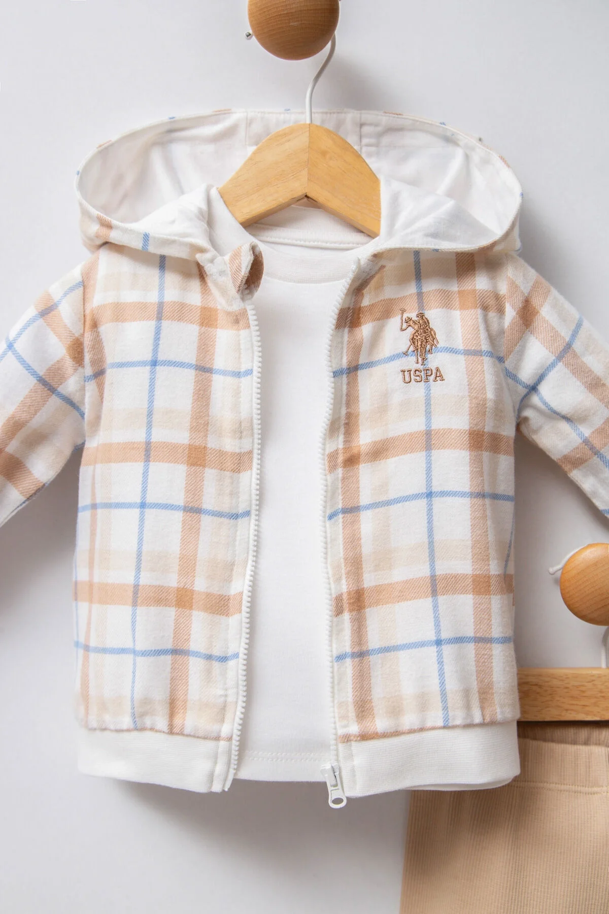 U.S. Polo Assn kız bebek takım elbette, beyaz ve krem desenli kapüşonlu ceket, krem renkli çorap pantolon, bebek takımları kategorisi